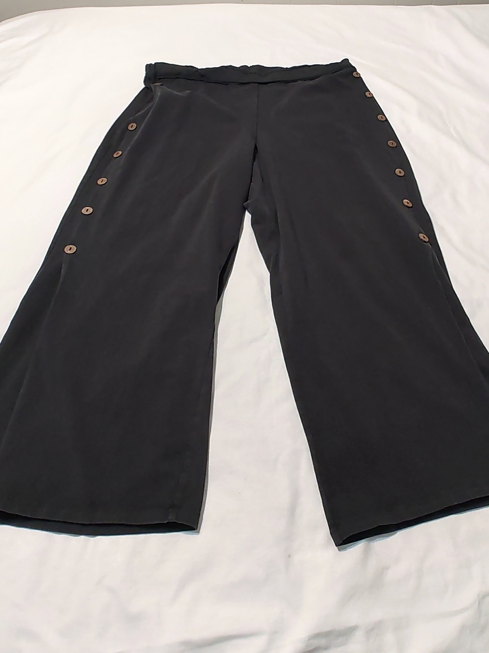 neon buddha Black Wide Leg Cropped Button-Trim Pants